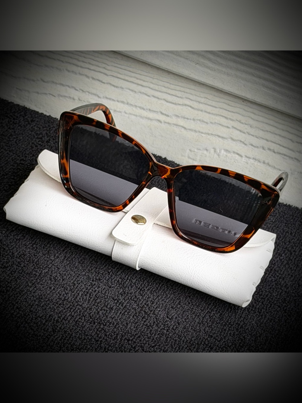 Women's Oversized Square Cat-Eye Sunglasses w/ Leather Snap Case-NEW